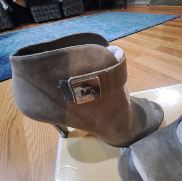 Michael kors davenport gray suede bootie size 8 - Picture 3 of 4